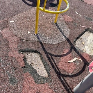 Sanremo: fondo in pessime condizioni e giardinetti sporchi, la protesta dei genitori per il 'Sud-Est' (Foto) Sanremo: fondo in pessime condizioni e giardinetti sporchi, la protesta dei genitori per il 'Sud-Est' (Foto)