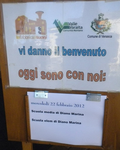 Gli alunni di 1a (Secondaria) e di 5a (Primaria) di Diano, ieri in visita alla 'Fabbrica dei suoni' Gli alunni di 1a (Secondaria) e di 5a (Primaria) di Diano, ieri in visita alla 'Fabbrica dei suoni'
