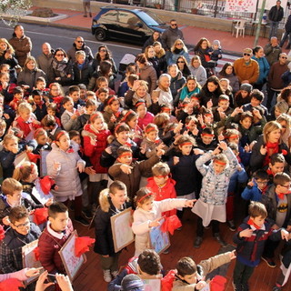Ventimiglia: anche la scuola 'Biancheri' con alunni ed insegnanti per la 'Giornata contro la violenza sulle donne' (Foto)