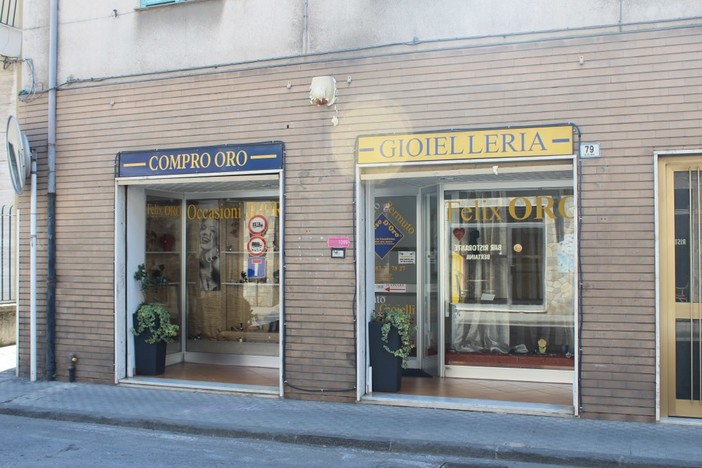 Imperia: rubano gioielli per 70mila euro, svaligiato un compra oro in via XXV Aprile