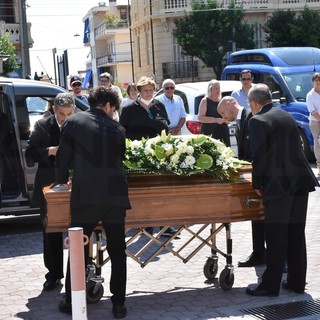 Ospedaletti: piange Dino Pilone, in tanti oggi pomeriggio per l'ultimo saluto al Commercialista e consigliere (Foto) Ospedaletti: piange Dino Pilone, in tanti oggi pomeriggio per l'ultimo saluto al Commercialista e consigliere (Foto)