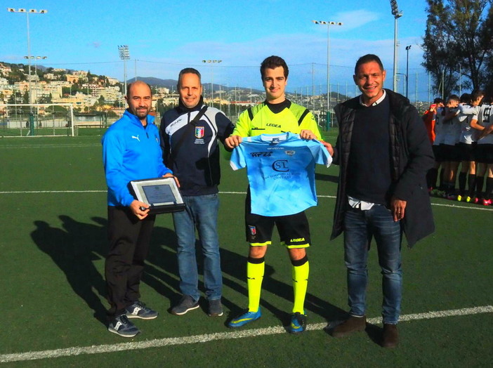 Calcio: a seguito dell’inaccettabile fatto di cronaca, l’AIAC Imperia premia l’arbitro Fabio Fioriello Calcio: a seguito dell’inaccettabile fatto di cronaca, l’AIAC Imperia premia l’arbitro Fabio Fioriello