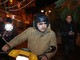 A #Sanremo2016 Elio si sposta... a bordo di una Vespa Gialla: fermato dai fan per selfie e autografi