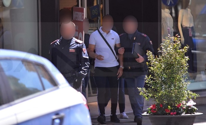 Sanremo: furto all'interno dell'Ovs, guardia interna spintonata e ferita. Ladro arrestato dalla Polizia Sanremo: furto all'interno dell'Ovs, guardia interna spintonata e ferita. Ladro arrestato dalla Polizia