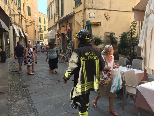 Sanremo: fuga di gas tra via Saccheri e via Corradi, intervento di Vigili del Fuoco, Municipale e Italgas (Foto) Sanremo: fuga di gas tra via Saccheri e via Corradi, intervento di Vigili del Fuoco, Municipale e Italgas (Foto)