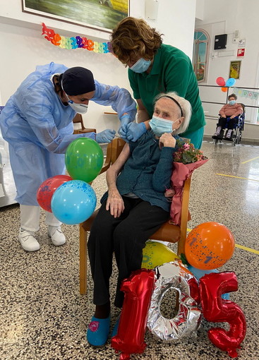 Borgomaro: doppia festa alla Rsa 'Orengo Demora', richiamo del vaccino e candeline per una 105enne (Foto) Borgomaro: doppia festa alla Rsa 'Orengo Demora', richiamo del vaccino e candeline per una 105enne (Foto)