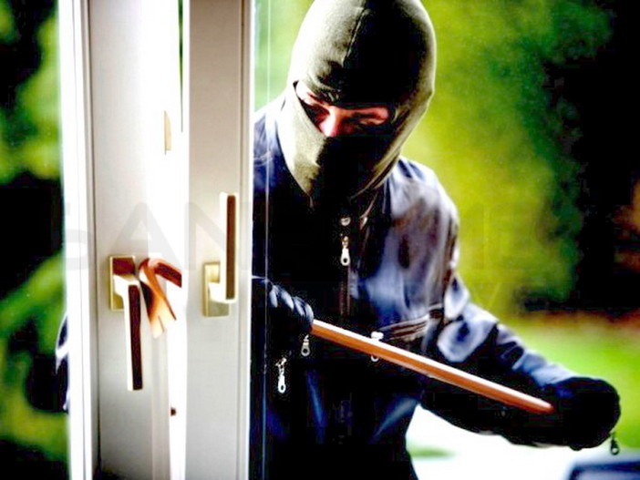 Imperia: ancora una serie di furti negli appartamenti e nelle villette dell'entroterra, indagini della Polizia