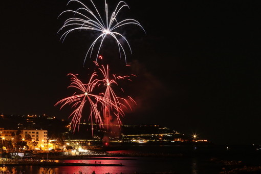 Sanremo: ieri sera come sempre lo spettacolo sul mare con i 'Fòghi da Madona' (Foto)