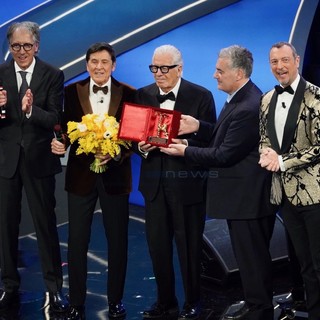 Festival di Sanremo: il Sindaco Biancheri coinvolto da Morandi in una diretta social prima di salire sul palco (Video)