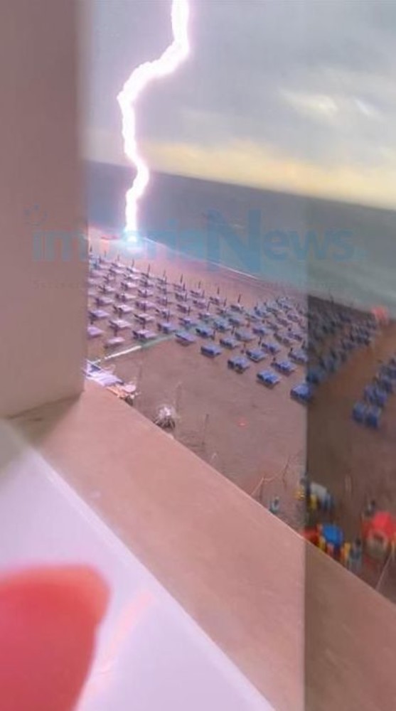 Fulmine si abbatte sulla spiaggia di Diano Marina: la saetta vicina a lettini e pedalò