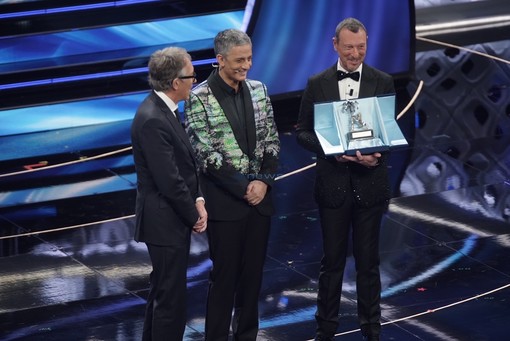 La premiazione sul palco dell'Ariston La premiazione sul palco dell'Ariston