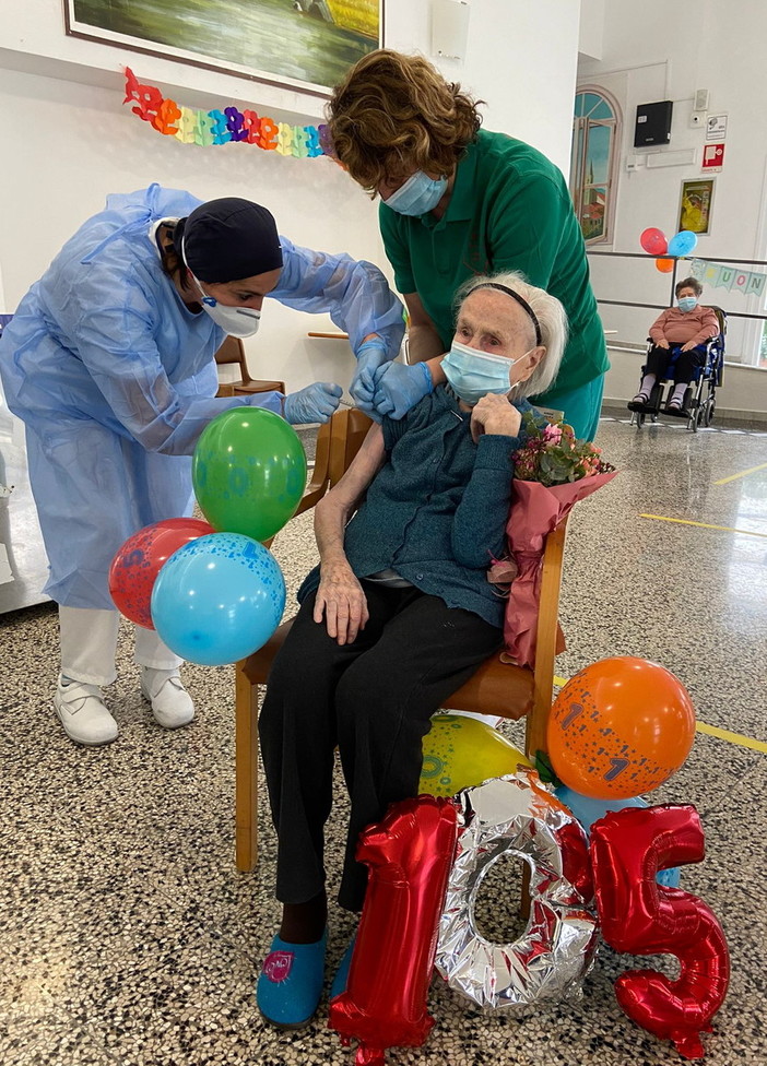 Borgomaro: doppia festa alla Rsa 'Orengo Demora', richiamo del vaccino e candeline per una 105enne (Foto) Borgomaro: doppia festa alla Rsa 'Orengo Demora', richiamo del vaccino e candeline per una 105enne (Foto)