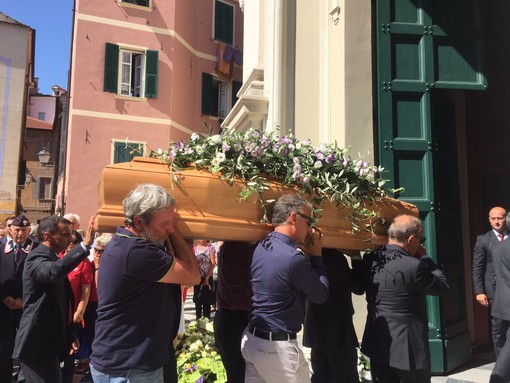 Imperia: in 1.000 per dare l'ultimo saluto all'imprenditore Carlo Carli morto a 99 anni (Foto) Imperia: in 1.000 per dare l'ultimo saluto all'imprenditore Carlo Carli morto a 99 anni (Foto)