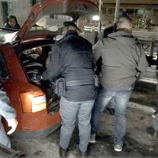 Immigrazione clandestina: in 13 dentro un’auto diretta in Francia, la Polizia di Stato arresta il passeur