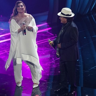 Tutto l'Ariston in piedi canta "Felicità" con Al Bano e Romina: per alcuni minuti si torna agli anni '80 (Foto)