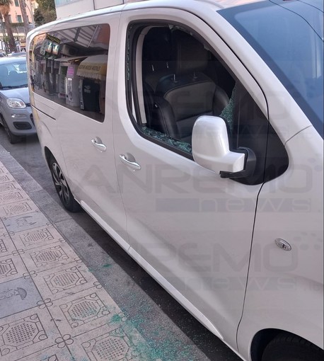 Nelle foto alcune delle auto prese di mira dall'uomo Nelle foto alcune delle auto prese di mira dall'uomo