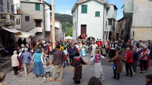 Bajardo: ieri la grande festa 'Ra Barca', come sempre a Pentecoste issato l'albero maestro (Foto) Bajardo: ieri la grande festa 'Ra Barca', come sempre a Pentecoste issato l'albero maestro (Foto)