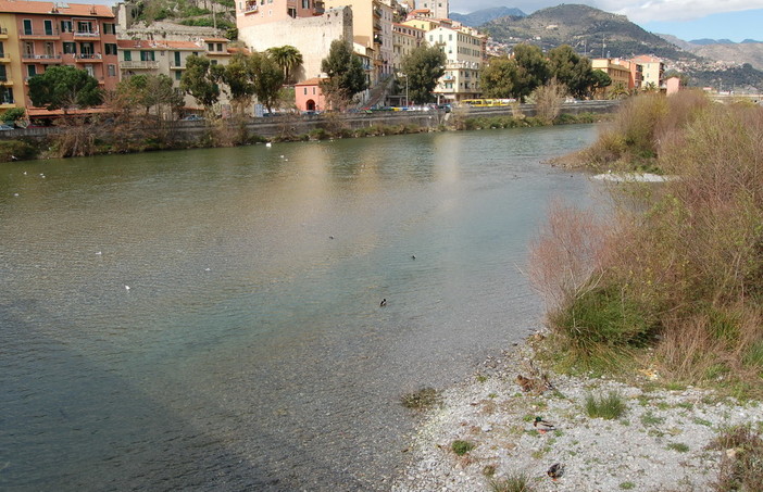 Intorno a mezzanotte l’ondata di piena a Ventimiglia: verrà aperta la diga delle “Mesches” per fare defluire le acque del Roja Intorno a mezzanotte l’ondata di piena a Ventimiglia: verrà aperta la diga delle “Mesches” per fare defluire le acque del Roja