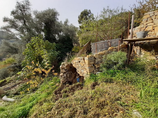 Bordighera: frana in via Gardiora nella zona di Sasso, due persone evacuate ma al momento situazione sotto controllo (Foto)