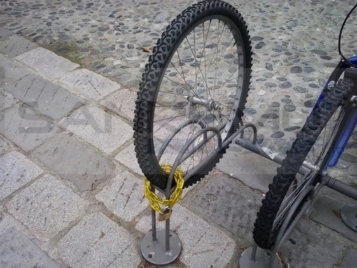 Sanremo: 'Ladri di biciclette' in piazza Muccioli, mezzo smontato e ruota rimasta attaccata alla rastrelliera
