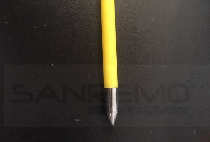 Sanremo: una freccia di una pistola-balestra vicino ad un gruppetto di persone in piazza San Siro (Foto)