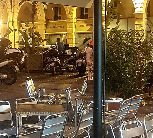 Sanremo: mostra il green pass di un'altra persona per entrare in un locale ma viene scoperto Sanremo: mostra il green pass di un'altra persona per entrare in un locale ma viene scoperto