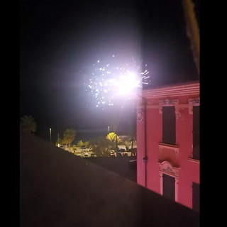 Fuochi d’artificio alle 2.40 sul lungomare di Sanremo: esplode la polemica tra residenti, turisti e animalisti