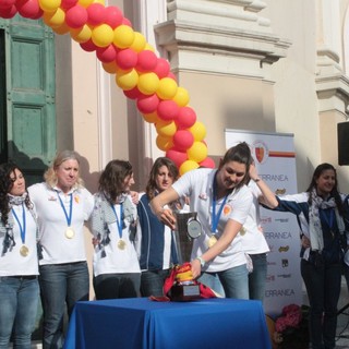 Imperia: in migliaia a festeggiare la vittoria della coppa "Len" di pallanuoto delle imperiesi della "Mediterranea"