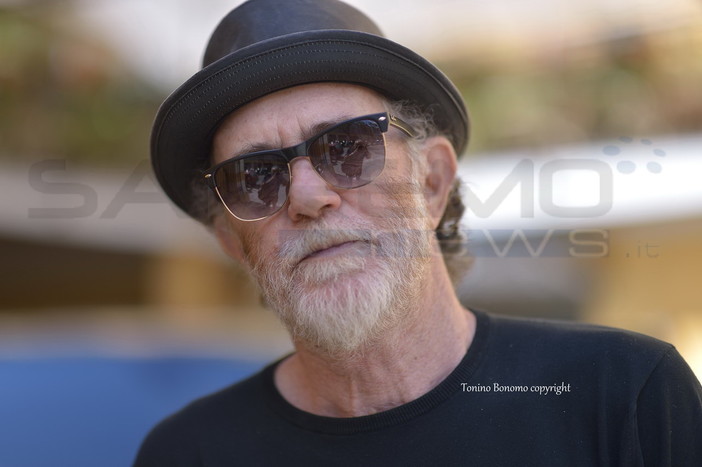 Sanremo: dopo il concerto di ieri sera, ecco Francesco De Gregori in giro per la città
