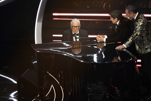 Peppino di Capri fa cantare tutto l'Ariston sulle note di Champagne e riceve il premio Città di Sanremo Peppino di Capri fa cantare tutto l'Ariston sulle note di Champagne e riceve il premio Città di Sanremo
