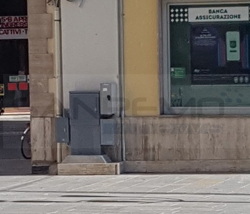 Sanremo: rimossi in poche ore dopo la nostra segnalazione i pannelli della corrente in piazza Borea D'Olmo (Foto)