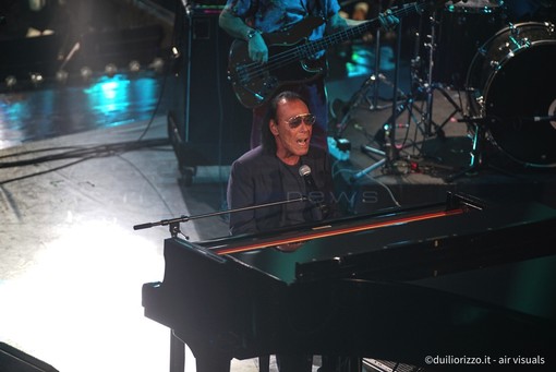 Antonello Venditti sul palco dell'Ariston (Foto Duilio Rizzo) Antonello Venditti sul palco dell'Ariston (Foto Duilio Rizzo)