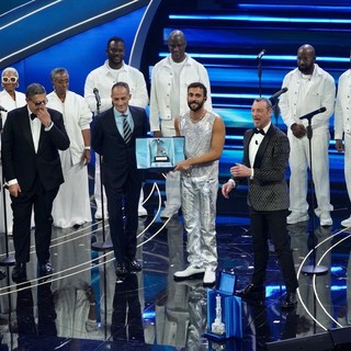 Marco Mengoni prende tutto e vince la serata Cover del 73° Festival di Sanremo, premiato dal Presidente Toti