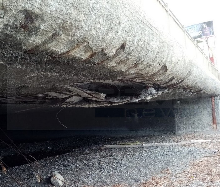 Sanremo: cemento 'sfogliato' e armatura 'a vista' alla foce del torrente San Romolo, serve manutenzione (Foto) Sanremo: cemento 'sfogliato' e armatura 'a vista' alla foce del torrente San Romolo, serve manutenzione (Foto)