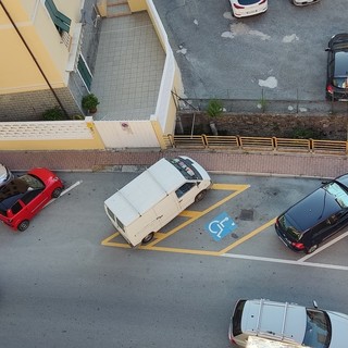 Sanremo: intervento immediato della Polizia Municipale, rimosso il furgone posteggiato sul parcheggio per disabili
