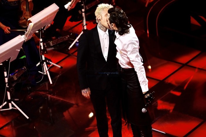 Festival di Sanremo: bacio tra Rosa Chemical e Fedez, il Gip di Imperia archivia l'accusa per atti osceni
