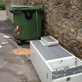 Sanremo: dopo le poltrone rosse ecco un bel frigorifero gettato in strada Borgo Tinasso