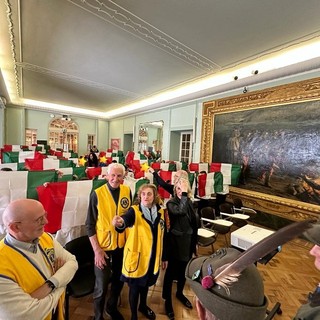 Consegnate dal Lions Club Sanremo Host le bandiere tricolori agli alunni delle classi di Vª elementare (foto)