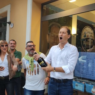 Diano Marina: Cristiano Za Garibaldi è il nuovo Sindaco, partiti i festeggiamenti al point del vincitore (Foto e Video) Diano Marina: Cristiano Za Garibaldi è il nuovo Sindaco, partiti i festeggiamenti al point del vincitore (Foto e Video)