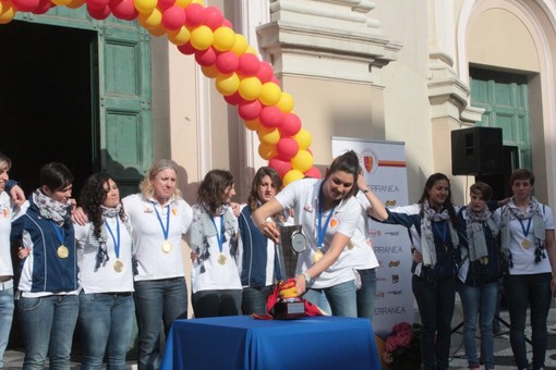 Imperia: in migliaia a festeggiare la vittoria della coppa "Len" di pallanuoto delle imperiesi della "Mediterranea"