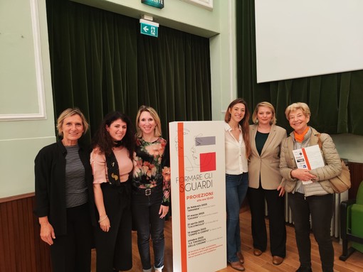 Proiezione conclusiva con la regista Maria Iovine in sala per il progetto 'Formare gli sguardi' del Fermi-Polo-Montale Proiezione conclusiva con la regista Maria Iovine in sala per il progetto 'Formare gli sguardi' del Fermi-Polo-Montale