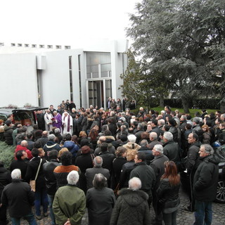 Abbracci e lacrime ai funerali di Olga e Franca Ricchio: in 500 per l’ultimo saluto