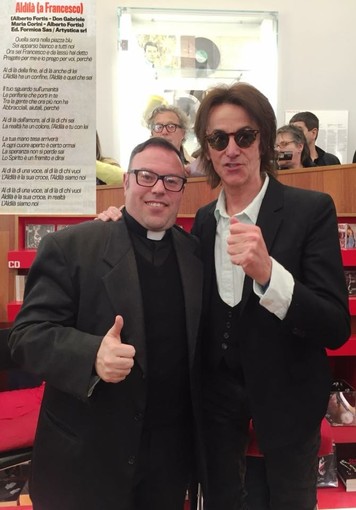Diano Marina: il cantante Alberto Fortis insieme a don Gabriele Maria Corini realizza una canzone per il Papa Diano Marina: il cantante Alberto Fortis insieme a don Gabriele Maria Corini realizza una canzone per il Papa