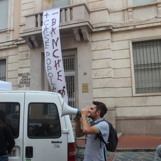 Imperia: flash mob del movimento per la casa, affisso uno striscione sul palazzo della Banca d'Italia