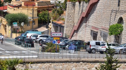 Ventimiglia: marocchino spacciatore latitante da 10 anni, arrestato dalla Polizia di Frontiera a Ponte San Luigi Ventimiglia: marocchino spacciatore latitante da 10 anni, arrestato dalla Polizia di Frontiera a Ponte San Luigi