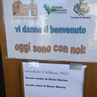 Gli alunni di 1a (Secondaria) e di 5a (Primaria) di Diano, ieri in visita alla 'Fabbrica dei suoni'