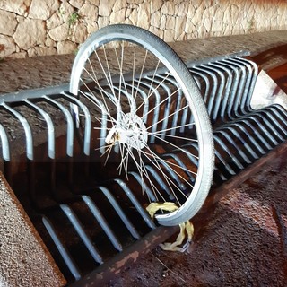 Sanremo: mette il catenaccio alla bicicletta ma al ritorno trova l'amara sorpresa (Foto) Sanremo: mette il catenaccio alla bicicletta ma al ritorno trova l'amara sorpresa (Foto)