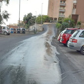 Via Lamarmora, fogna a cielo aperto da giorni: protestano i residenti tra cattivi odori e rischi per la sicurezza Via Lamarmora, fogna a cielo aperto da giorni: protestano i residenti tra cattivi odori e rischi per la sicurezza
