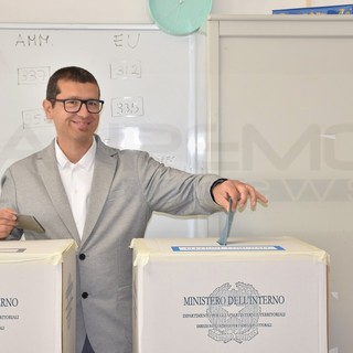 Sanremo: al voto nel seggio numero 24 di via Margotti il candidato a sindaco Fulvio Fellegara (Foto) Sanremo: al voto nel seggio numero 24 di via Margotti il candidato a sindaco Fulvio Fellegara (Foto)