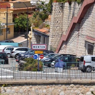 Ventimiglia: marocchino spacciatore latitante da 10 anni, arrestato dalla Polizia di Frontiera a Ponte San Luigi Ventimiglia: marocchino spacciatore latitante da 10 anni, arrestato dalla Polizia di Frontiera a Ponte San Luigi